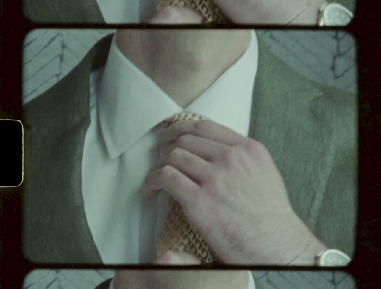 Straightening a tie
